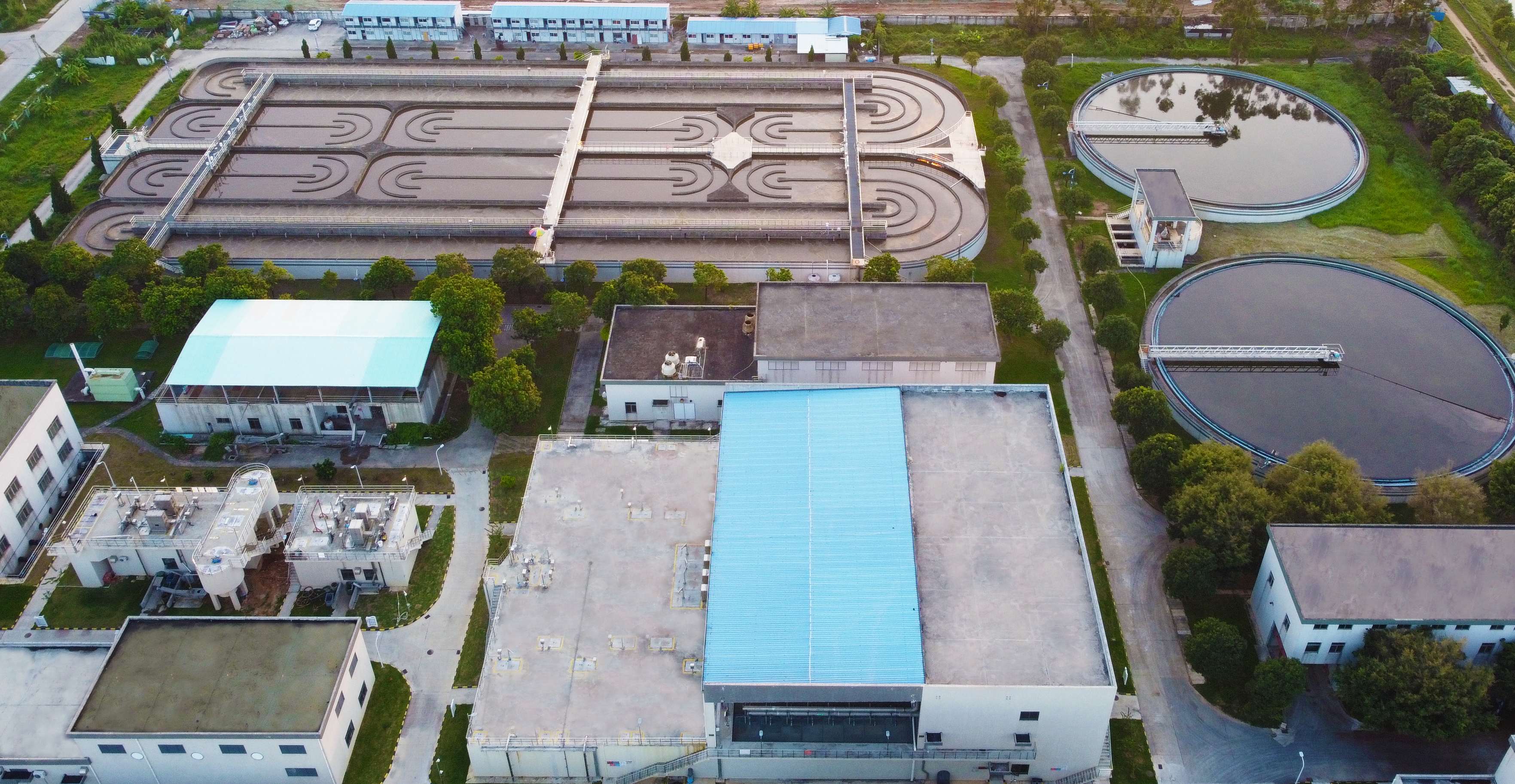 20221028-william威廉中文官网陈吕军教授团队发文揭示能 水基础设施共生的降碳、节水与经济效益-郭扬-污水处理厂实景图.jpg